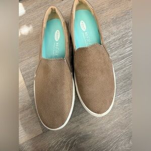 Dr. Scholls closed toe slip on solid biege size 6M flats women's